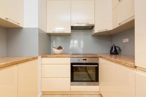 Kuchyňa alebo kuchynka v ubytovaní Atrium Ursus Warsaw Apartments by Noclegi Renters