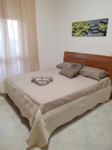 un letto con due asciugamani sopra in una camera da letto di Camera matrimoniale Casa Del Sole a Tuglie