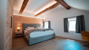 Llit o llits en una habitació de Apartment, historic Chalet & Guest House Neuhaus