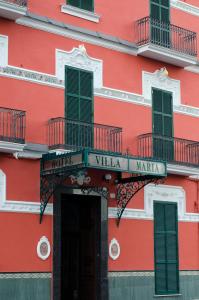 un edificio rosso con un cartello che legge il mercato di Villa Leone di Hotel Villa Maria a Napoli