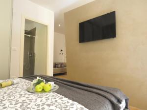 Un pat sau paturi într-o cameră la Ariosti Apartment