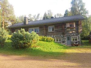 une maison en rondins sur une colline avec dans l'établissement A room (or 2 or 3) in a Lapland House of Dreams, à Rovaniemi