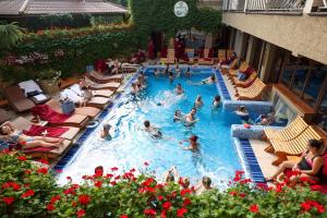 Bazén v ubytování Romantik Spa Hotel nebo v jeho okolí