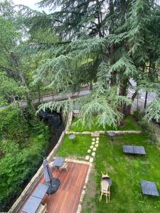 - une vue aérienne sur un jardin avec une terrasse en bois dans l'établissement Le Courancon, à Saint-Nectaire