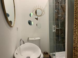 Bathroom sa Le Transvaal-Maison d'Hôtes