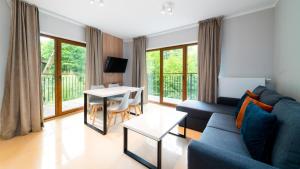 Televízia a/alebo spoločenská miestnosť v ubytovaní Apartamenty Sun & Snow Resort Karkonosze