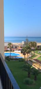- Vistas a un complejo con piscina y al océano en Atico en Primera Linea de Playa con Vistas al Mar 3 dormitorios en Isla Canela