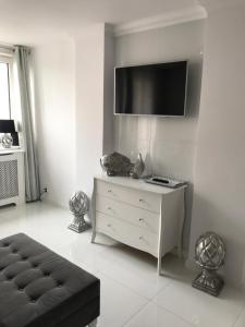 Televízia a/alebo spoločenská miestnosť v ubytovaní Apartament Chanel Centrum