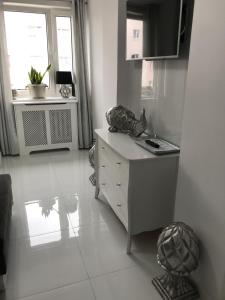 Televízia a/alebo spoločenská miestnosť v ubytovaní Apartament Chanel Centrum + 37 fotografií
