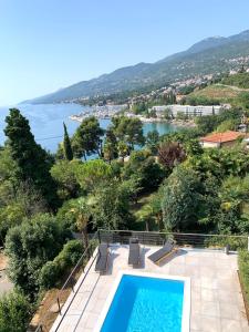 Výhľad na bazén v ubytovaní Luxury twin apartments Opatija alebo v jeho blízkosti