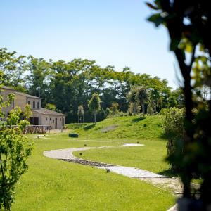 un chemin sinueux dans un champ avec une maison dans l'établissement Moretti Village - B&B, à Civitanova Marche