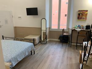 una camera ospedaliera con un letto e uno specchio di DOMUS L’AUREA a La Spezia