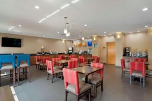 a restaurant with tables and chairs and a bar at Comfort Suites Oxford I-20 exit 188 in Oxford