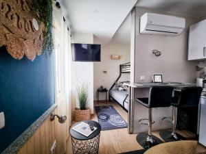 une petite chambre avec une table et deux chaises dans l'établissement Cantinho do Chico, à Vila Nova de Gaia