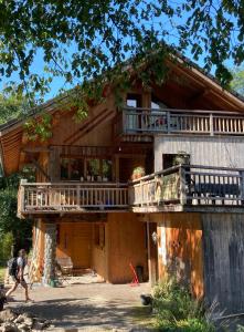 uma casa a ser construída com um convés envolvente em Les deux loups em Samoëns