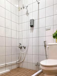 łazienka z prysznicem i toaletą w obiekcie 埔里城民宿 PuliTown BNB w mieście Puli
