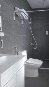 Kupatilo u objektu 埔里城民宿 PuliTown BNB