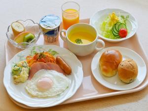 ein Tablett mit einem Frühstückstablett mit Frühstückszutaten und Getränken in der Unterkunft Imabari Urban Hotel (New Building) in Imabari