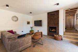 Una sala de estar con un sofá y una chimenea. en Villa No.8, en Pazin