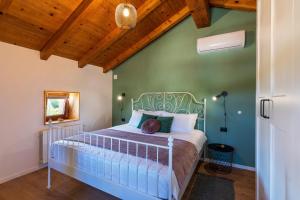 Un dormitorio con una cama con una pared verde. en Villa No.8, en Pazin 34 fotos más