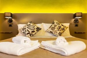 斯波莱托Agriturismo AgrileisureTime的一张带两条毛巾和枕头的床