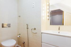 ein Badezimmer mit Toilette und Waschbecken in der Unterkunft Alfama First Floor in Lissabon + 11 Fotos