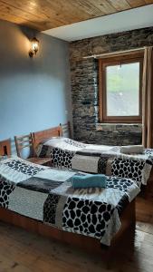 Postel nebo postele na pokoji v ubytování Guesthouse SVANURI SAKHLI