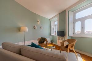 sala de estar con sofá y sillas en CLUBE Charming Apartments - Ribeira, en Oporto