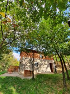 un edificio de piedra en medio de un parque con árboles en Lura Agroturizem, en Novoberdo