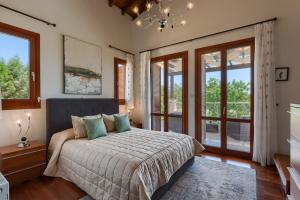 Un pat sau paturi într-o cameră la Aphrodite Hills Rentals - Superior Villas