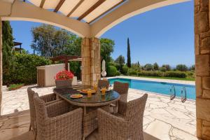Bazén v ubytování Aphrodite Hills Rentals - Superior Villas nebo v jeho okolí