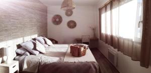 sypialnia z dużym łóżkiem i oknem w obiekcie Bel Canto - Chambres d'hôtes Plateau de sault w mieście Roquefeuil