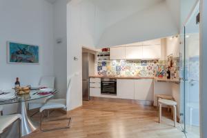 
A kitchen or kitchenette at Apartments Florence - Libertà Loft
