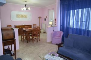 a living room with a couch and a table at B&B Le Colonne in Montefusco