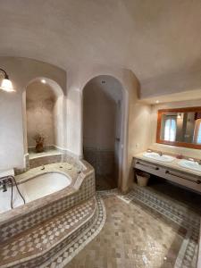 duża łazienka z wanną i lustrem w obiekcie Villa Minzah w Marakeszu