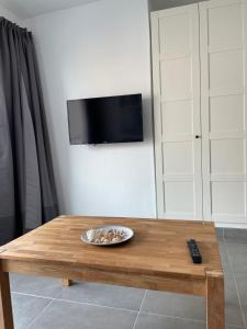 einen Couchtisch aus Holz mit einer Platte darüber in der Unterkunft Enjoy Las Canteras in Las Palmas de Gran Canaria