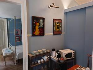 Habitación con 3 cuadros en la pared y TV. en Ettore Manni B&B, en Turín