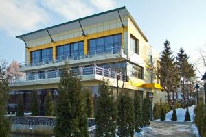 un edificio amarillo con balcón en la parte superior en Sobkoff, en Khmelʼnytsʼkyy