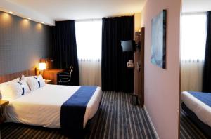 Uma cama ou camas num quarto em Holiday Inn Express Bilbao Airport, an IHG Hotel