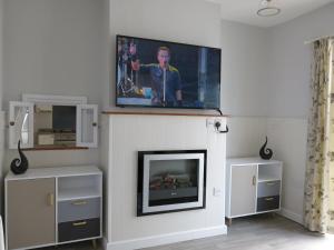 Μια τηλεόραση ή/και κέντρο ψυχαγωγίας στο 3 Bedroom Home with Welcome Breakfast near Beaches