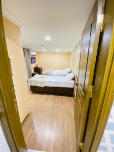 Postel nebo postele na pokoji v ubytování RENOVA hOTEL FATİH