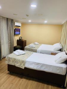 Postel nebo postele na pokoji v ubytování RENOVA hOTEL FATİH