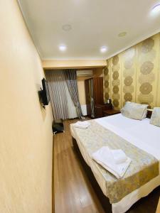 Postel nebo postele na pokoji v ubytování RENOVA hOTEL FATİH