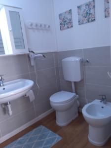 A bathroom at alloggio verona est S. Pietro