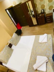 Postel nebo postele na pokoji v ubytování RENOVA hOTEL FATİH