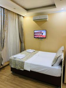 Postel nebo postele na pokoji v ubytování RENOVA hOTEL FATİH