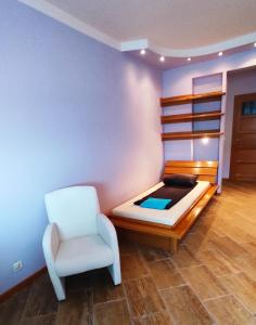 um quarto com uma cama e uma cadeira em Studio 1 em Varósvia