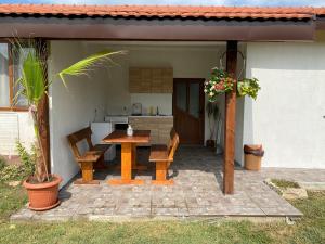a patio with a table and chairs and a kitchen at Къща за гости Краси in Krapets