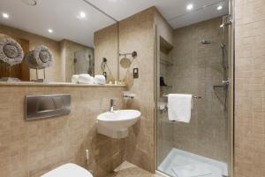 Ванная комната в Aphrodite Hills Golf & Spa Resort Residences – Apartments