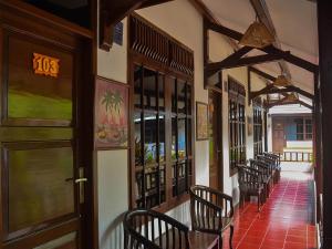 Yokima Beach Hotel 레스토랑 또는 맛집
